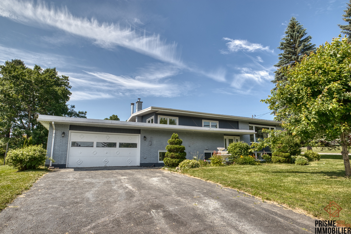 Découvrez cette superbe propriété disponible via notre agence immobilière à Sherbrooke au prix de $489,000 Sherbrooke .