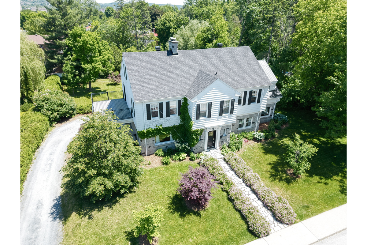 Découvrez cette superbe propriété disponible via notre agence immobilière à Sherbrooke au prix de $1,295,000 Sherbrooke .